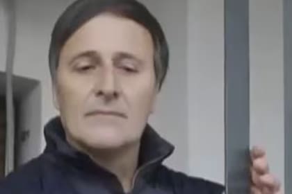 Cristian Graf en la puerta de su domicilio donde se halló los restos óseos de Diego Fernández Lima