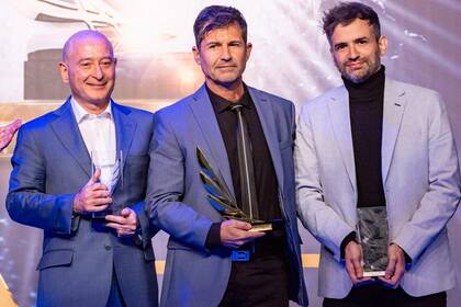 Cristian Grosso con su estatuilla, junto a Pablo Juanarena y Orfeo Suárez, los otros nominados