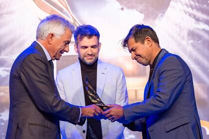 Cristian Grosso recibe el premio en la ceremonia de los AIPS Sport Media Awards