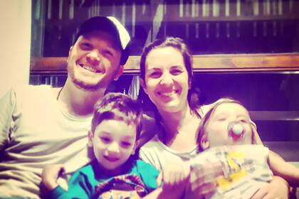 Cristian junto a su esposa y sus dos hijos