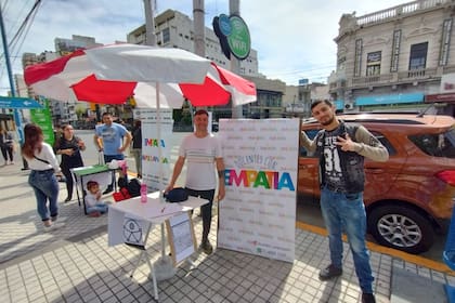 Cristian junto con otros profesionales del grupo "Docentes por la empatía"
