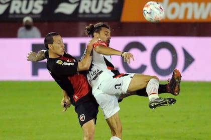 Cristian Lema y Sebastián Sosa, en plena puja; el delantero de Patronato abrió el marcador con un gol en contra y luego el defensor de Newell's salvó su arco con un despeje sobre la línea.