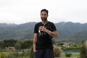 Cristian Lucchetti en su casa de Tucumán, donde jugó 10 años en Atlético.