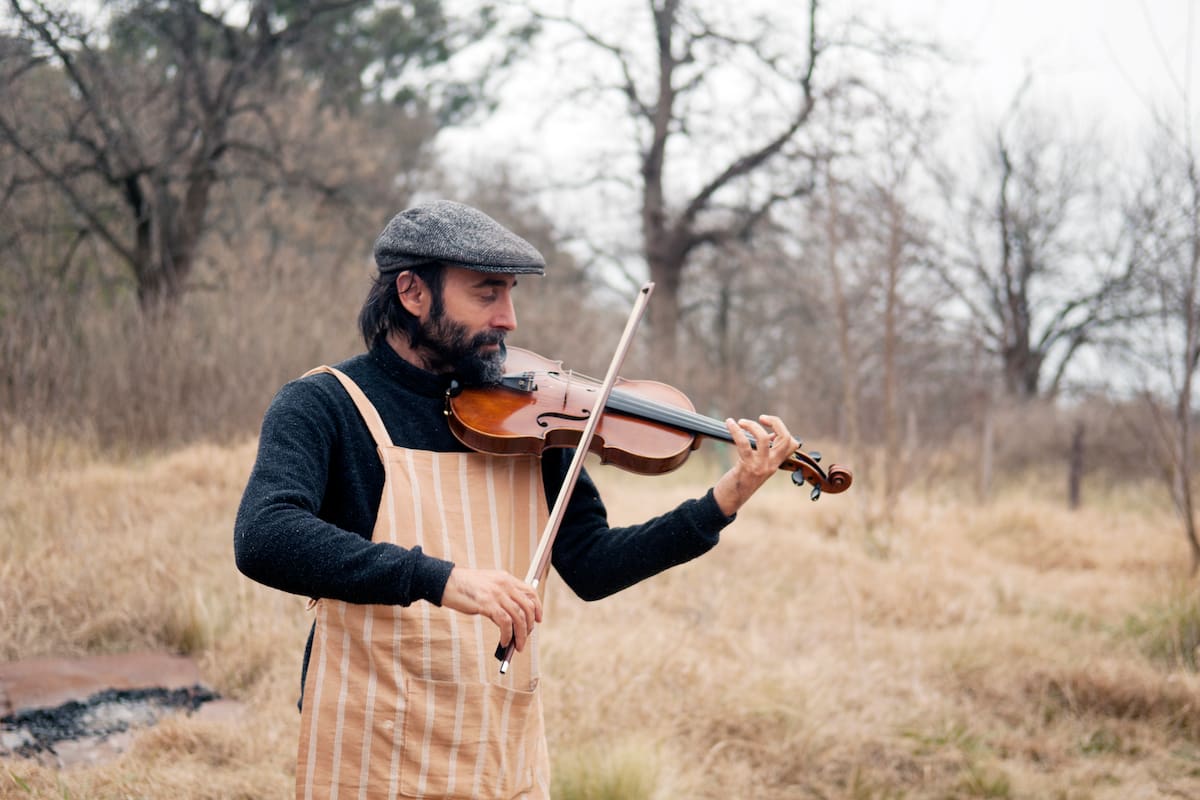 Cristian Luzza. Prepara el té, atiende y toca música en Dennehy
