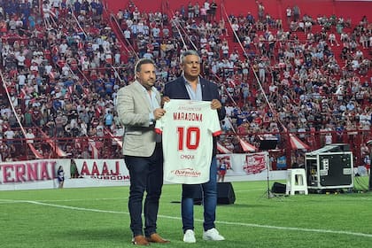Cristian Malaspina y Claudio Tapia, presidentes de Argentinos Juniors y de la AFA, en la rendición de honores a Maradona en La Paternal