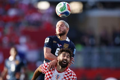 Cristian Martínez (6) salta sobre Josko Gvardiol durante el primer tiempo de un Panamá - Croacia en el que se buscó demasiado por arriba