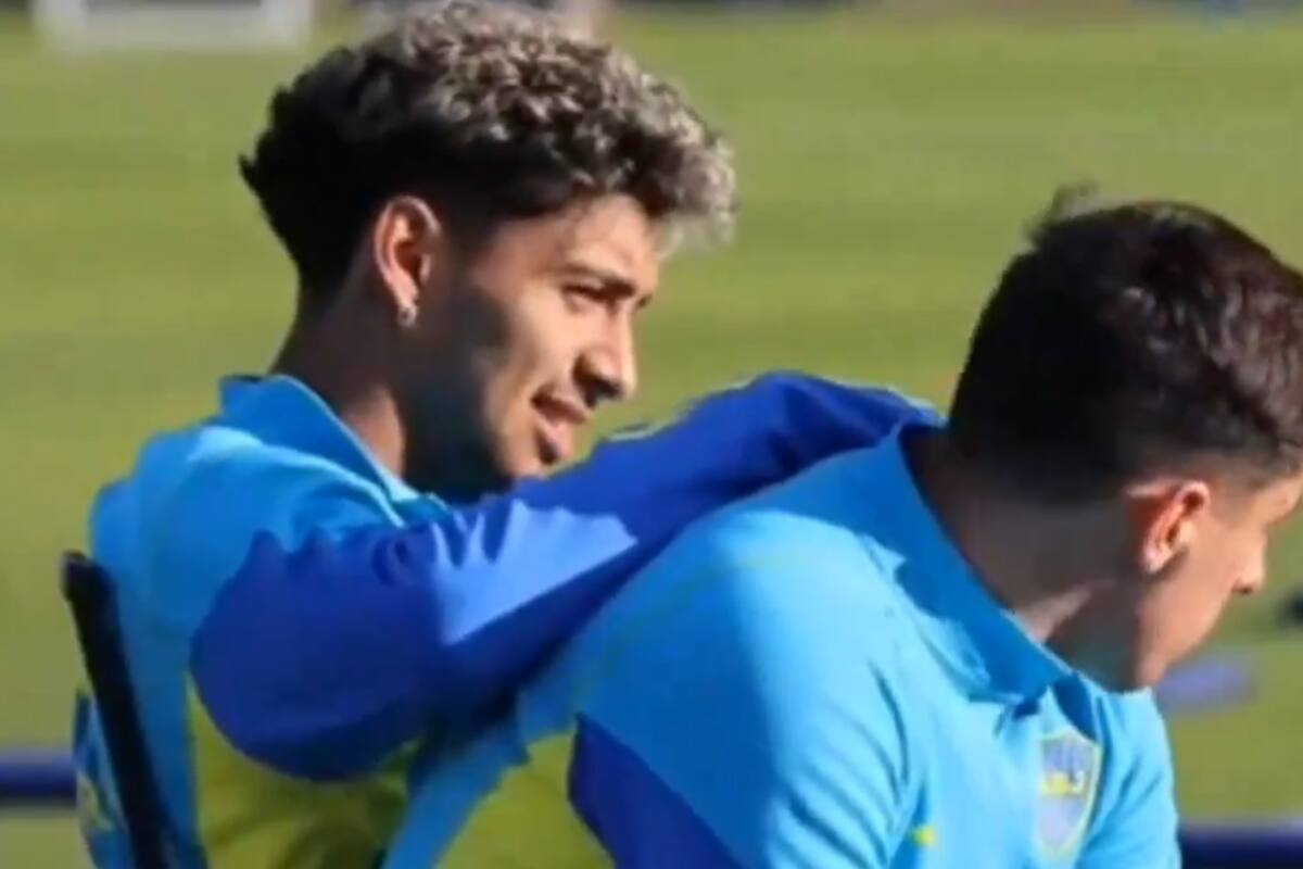 Cristian Medina, en la charla con Miguel Merentiel en un entrenamiento de Boca