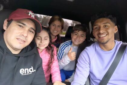 Cristián Medina llevó a una familia desde el predio de la AFA hasta su casa en La Boca