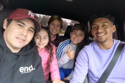 Cristián Medina llevó a una familia desde el predio de la AFA hasta su casa en La Boca