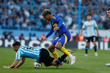 Cristian Medina lucha por la pelota con Adrián Maravilla Martínez en el último Racing vs. Boca