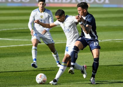 Cristian Medina, mediocampista de Boca, aguanta la marca de Enzo Díaz, de Talleres