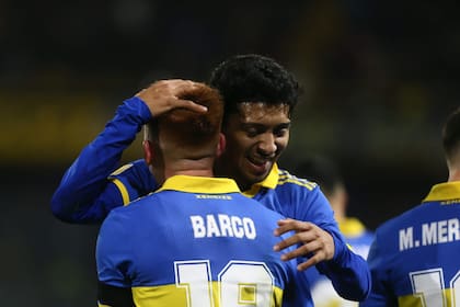 Cristian Medina se abrazo con Valentín Barco, autores de los goles de Boca frente a Newell's