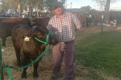 Cristian Molnar, en LN Ganadera Norte con uno de los animales que logró traer del campo inundado