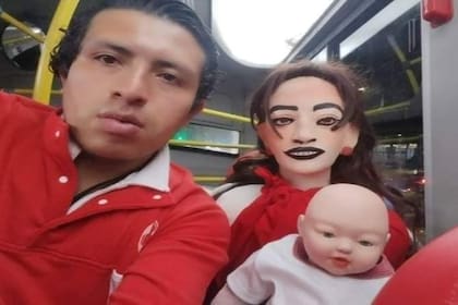 Cristian Montenegro, el hombre que se volvió viral por enamorarse de una muñeca de trapo