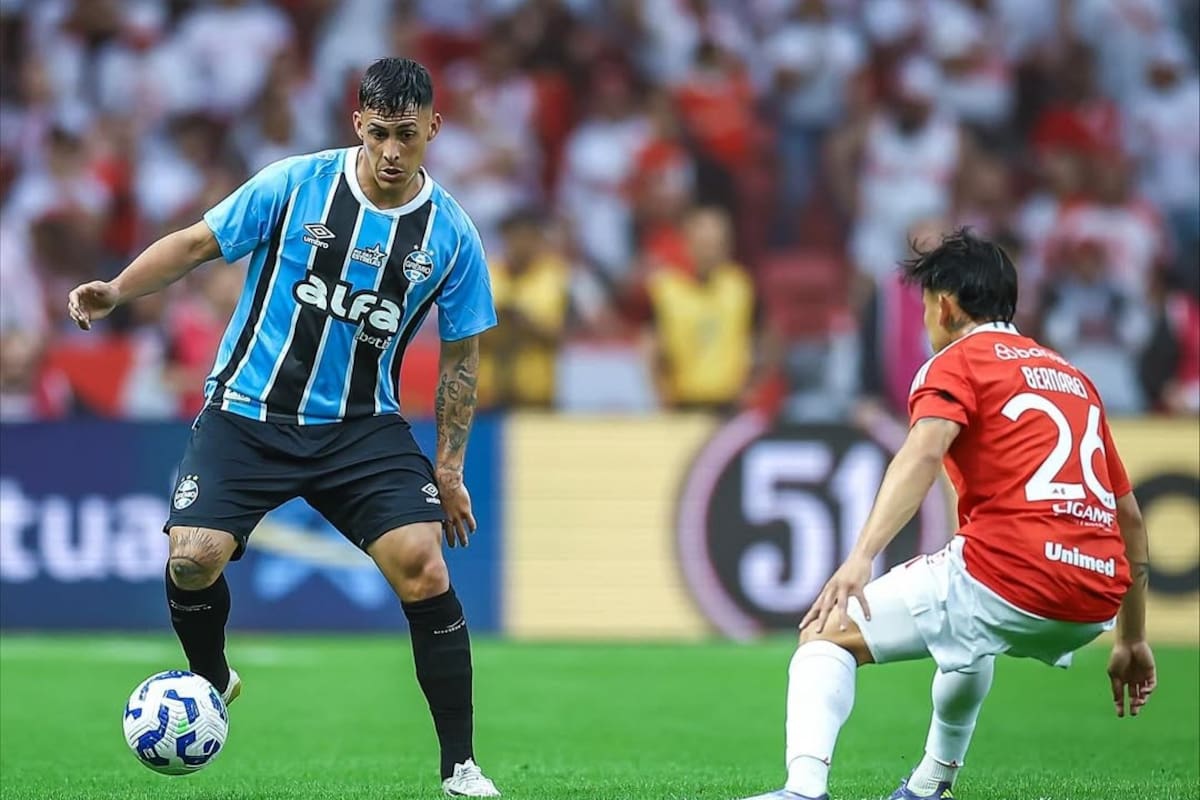 Cristian Pavón, ahora como lateral en Gremio de Porto Alegre, en un duelo con Bernabei, de Inter