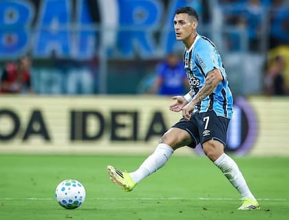 Cristian Pavón, con el número 7 pero jugando como lateral derecho ahora en Gremio de Porto Alegre