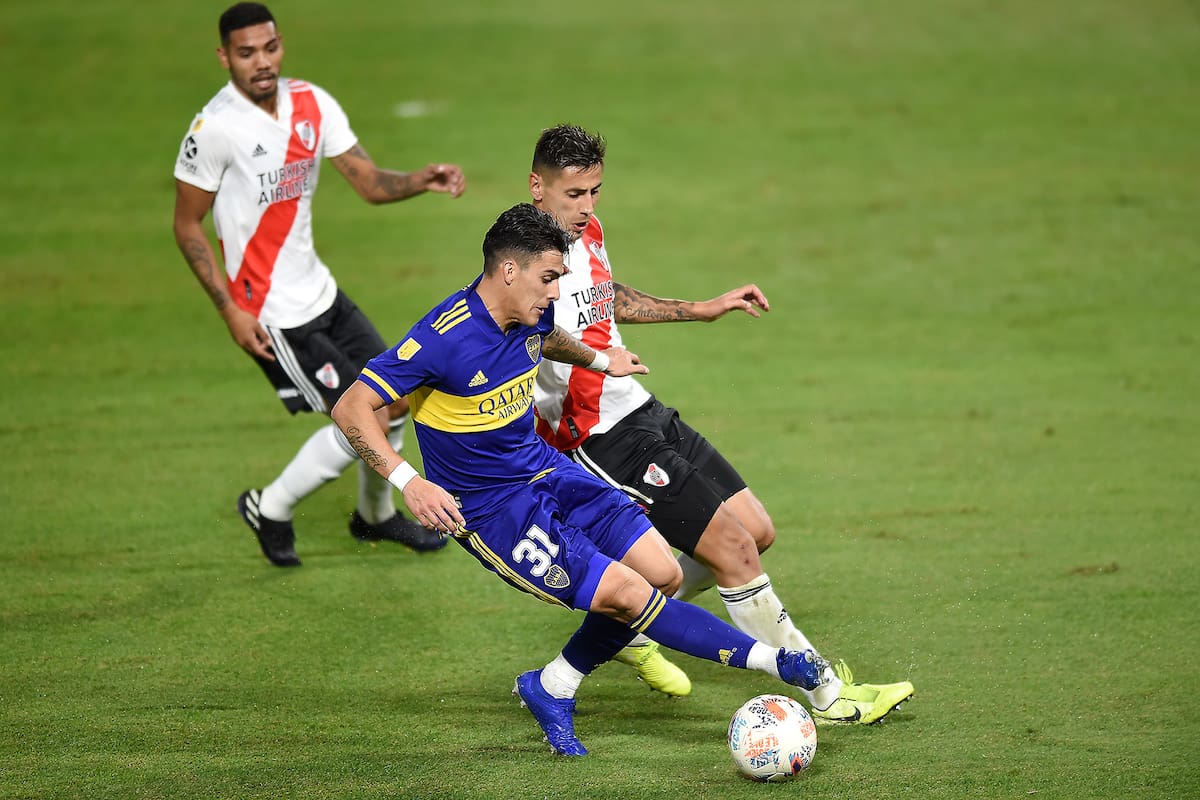Cristian Pavón pisa el freno frente al ímpetu de Fabricio Angileri, en el último 1-1, que luego Boca inclinó en los penales (Photo by Marcelo Endelli/Getty Images)