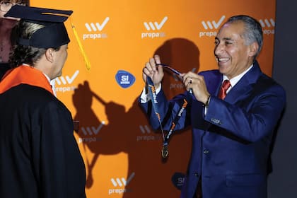 Cristian recibe la Medalla
al Mérito de manos de Aarón
Wornovitzky, director de Prepa W,
tras terminar el bachillerato a
distancia