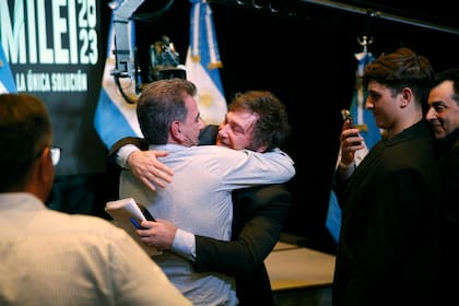 Cristian Ritondo, el macrista que suena para presidir la Cámara de Diputados, abraza a Javier Milei tras su victoria en el balotaje