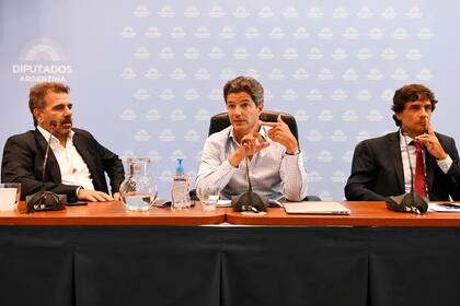 Cristian Ritondo, Luciano Laspina y Hernán Lacunza. El Pro toma distancia de la jugada de Carrió.