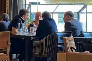 Cristian Ritondo, Néstor Grindetti, Enrique Sacco y Fabián Doman, el 14 de octubre, en el café Tabac; a los pocos días surgieron las versiones de que el exconductor de TV se presentaría en Independiente