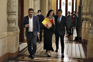 Cristian Ritondo y Sergio Massa caminan al recinto; en el medio, la camporista Paula Penacca