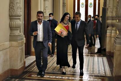 Cristian Ritondo y Sergio Massa caminan al recinto; en el medio, la camporista Paula Penacca