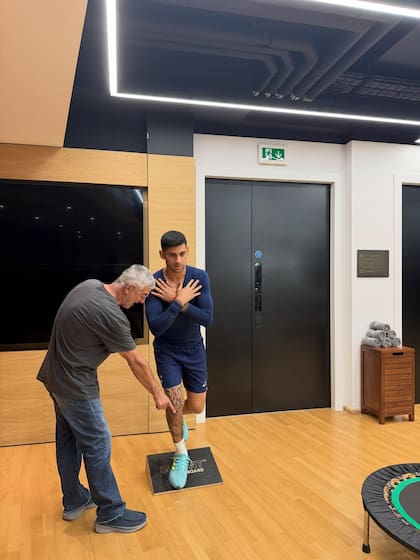 Cristian Romero afronta la última etapa de recuperación junto a Luis García, kinesiólogo de AFA.