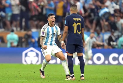Cristian Romero, al límite, de festejo frente a Kylian Mbappe