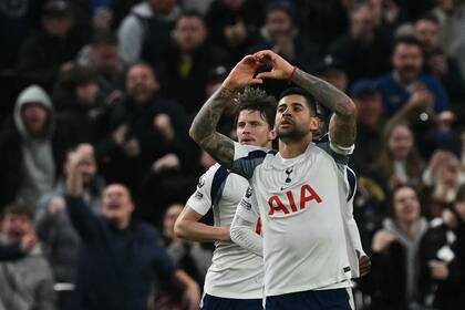 Cristian Romero anotó su tercer gol en la temporada, pero Tottenham Hotspur no logra reponerse en la Premier League; ahroa cayó por 2-1 a manos de West Ham United.