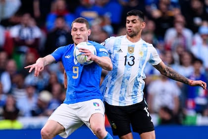 Cristian Romero ante Andrea Belotti, de Italy, en la Finalissima jugada en Wembley Stadium este año