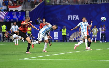 Cristian Romero, de cabeza, descontó para la selección argentina e inició la remontada