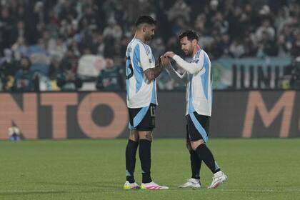 Cristian Romero, de la selección argentina, entrega el brazalete de capitán a Lionel Messi, en el partido de la eliminatoria mundialista ante Chile, el jueves 5 de junio de 2025 (AP Foto/Luis Hidalgo)