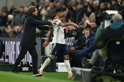 Cristian Romero es urgido por el coach Thomas Frank a abandonar el campo tras la expulsión ante Liverpool