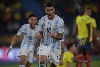Cristian Romero festeja el primer gol que anotó para la Argentina: frente a Colombia, por las eliminatorias del Mundial 2022