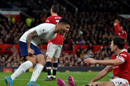 Cristian Romero festeja en la cara de Harry Maguire, que acaba de hacer un gol en contra en el partido entre Manchester United y Tottenham, por la Premier League.
