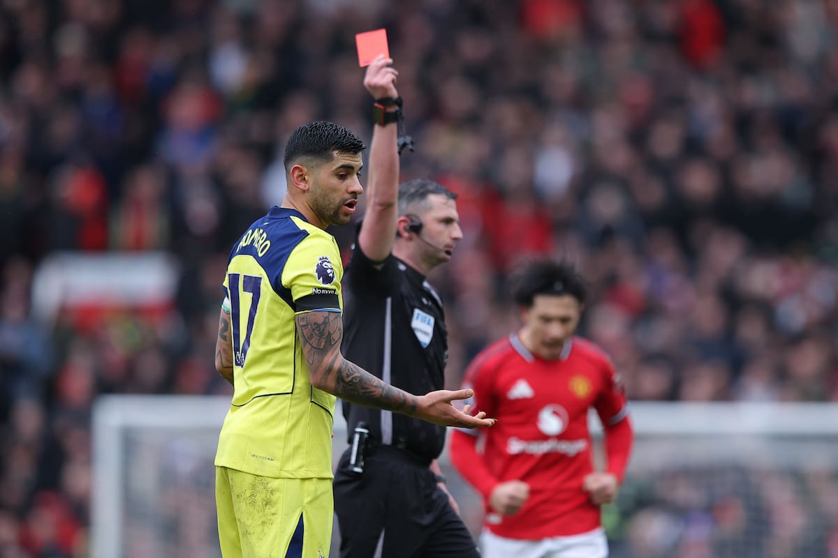 Cristian Romero fue expulsado de manera directa por el árbitro Michael Oliver en la derrota de Tottenham ante Manchester United por la Premier League; Lisandro Martínez lo celebra