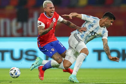 Cristian Romero le hace sentir el rigor a Eduardo Vargas el zaguero de Atalanta tuvo un gran debut en el empate de la Argentina con Chile por las eliminatorias