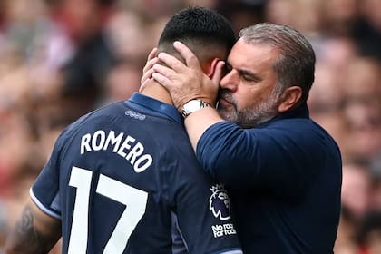Cristian Romero recibe del entrenador Agenlos Postecoglou un saludo que es un reconocimiento a su rendimiento en Tottenham Hotspur, inesperado líder de la poderosa Premier League.