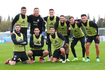 Cristian Romero, Rodrigo De Paul, Ángel Di María, Nicolás Tagliafico y Agustín Marchesín, felices después de haber ganado un mini partido en la concentración de Ezeiza.