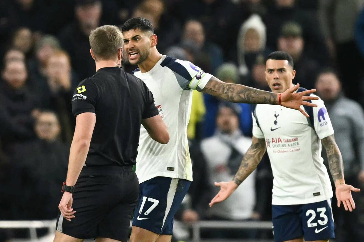 Cristian Romero se queja enfáticamente al árbitro por el empujón que recibió de Hugo Ekitike antes del cabezazo que resultó en el segundo tanto de Liverpool; el cordobés de Tottenham Hotpsur tuvo una mala noche en la Premier League.