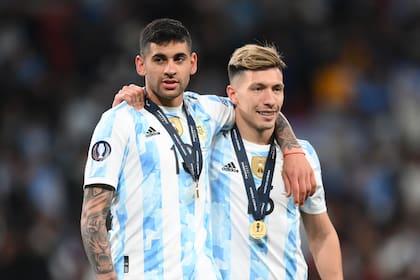 Cristian Romero y Lisandro Martínez tras ganar la Finalissima 2022 ante Italia, con una actuación superlativa