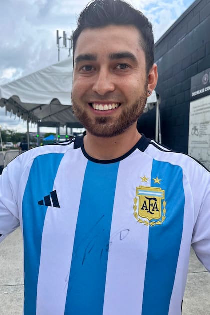 Cristian Salamanca le muestra a LA NACION su camiseta con el autógrafo de Messi