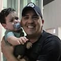 Un oficial le salvó la vida a un bebé en Villa Adelina: de los guiños del destino al agradecimiento eterno de su madre