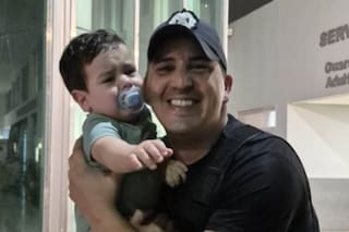 Un oficial le salvó la vida a un bebé en Villa Adelina: de los guiños del destino al agradecimiento eterno de su madre