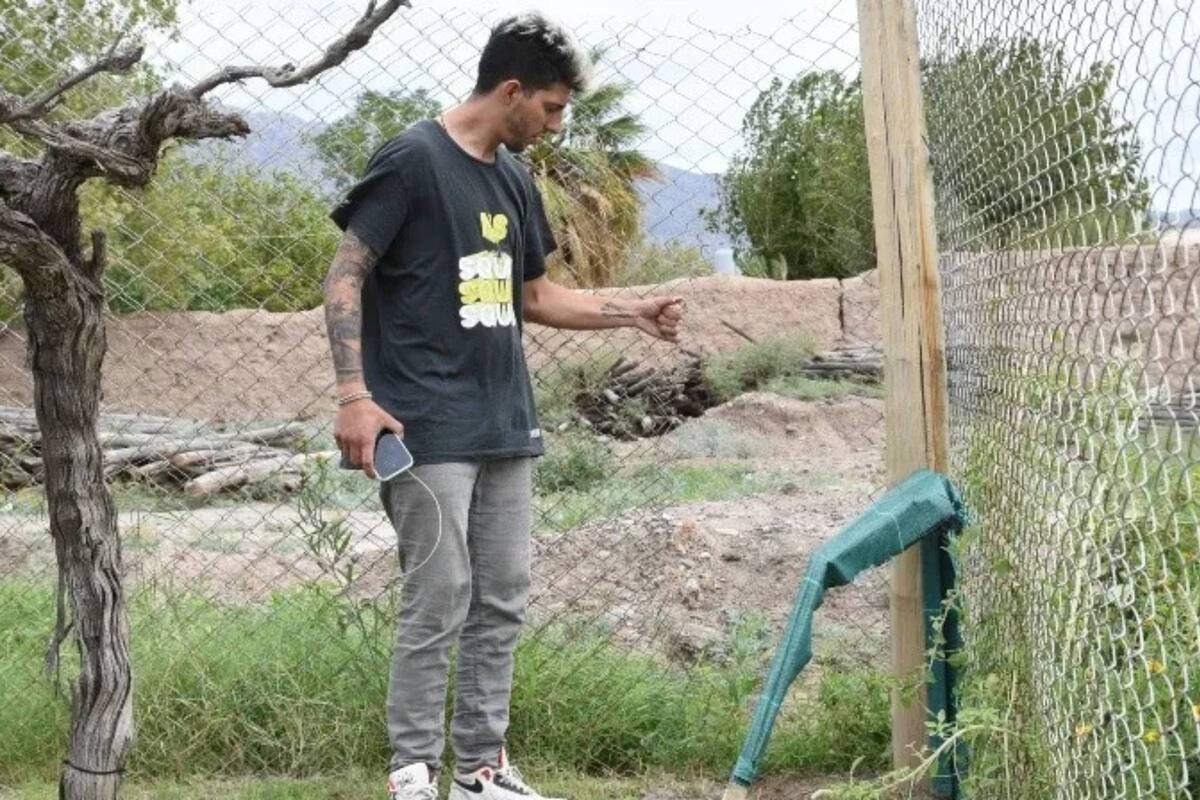 Cristian Solera en su casa, tras el robo
