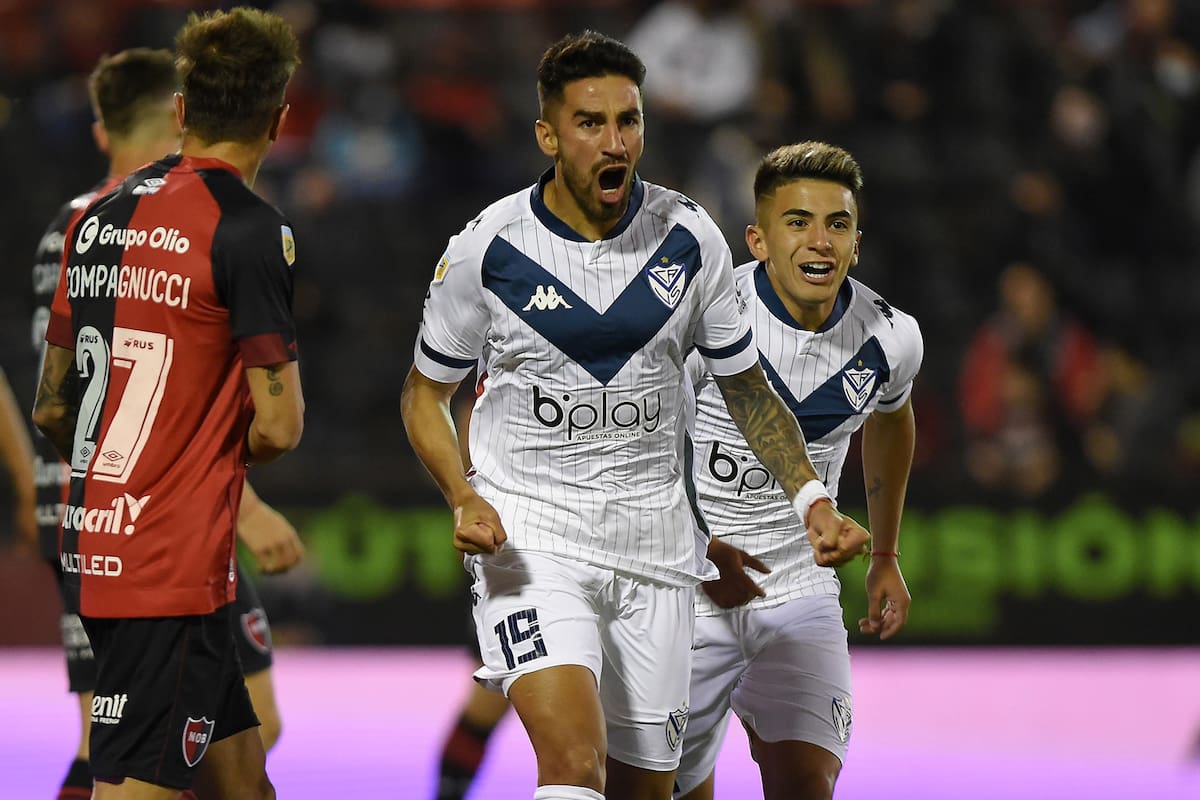 Cristian Tarragona (19), festeja su gol con Almada, el segundo de Vélez ante Newell's, en Rosario