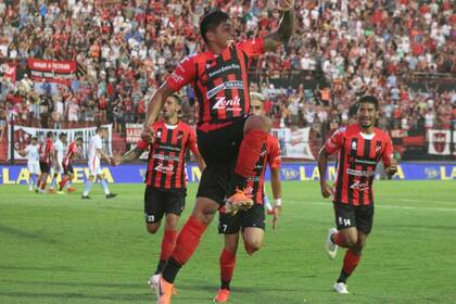 Cristian Tarragona, autor de los dos tantos de Patronato, festeja el gol del empate