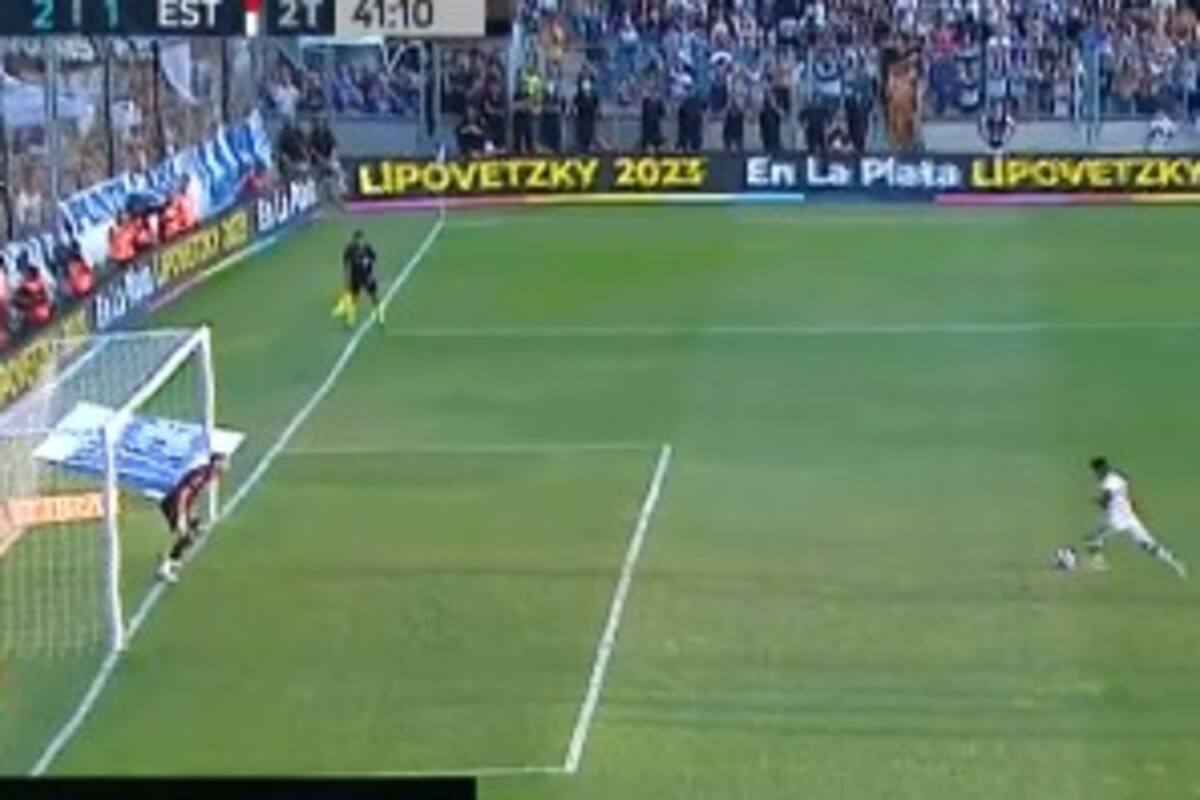 Cristian Tarragona, una de las figuras de la cancha, está por ejecutar un penal que romperá una racha larga de Gimnasia sin poder ganarle a Estudiantes