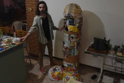 Cristian Varela posa junto a la escultura que quiere exponer en el centro de Rosario